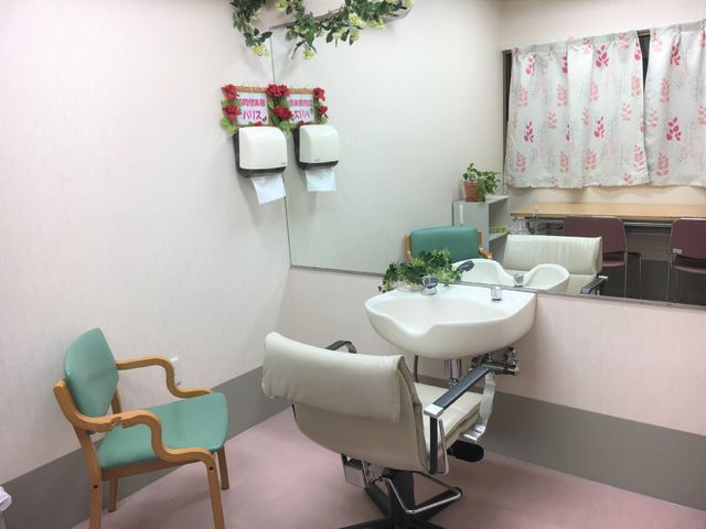 清潔な理美容室 訪問美容室 ゆったりとした椅子が設置された清潔感のあふれる理美容スペースです。心地よい空間で、ケアを受けながらリラックスできます。