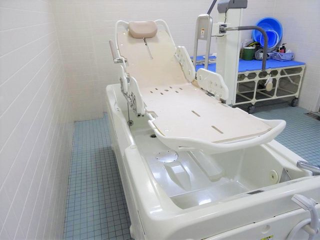 機能充実した浴室 機械浴 安全に配慮された設備が整った浴室です。リフト付きで、利用者の移動をサポートします。