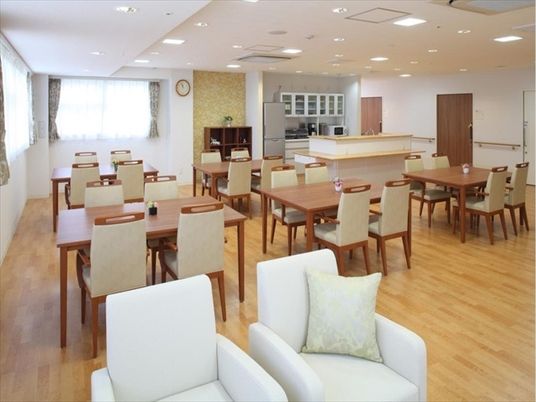 ゆったりとした明るい食堂