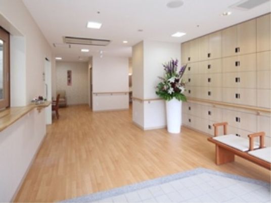 明るい廊下とロッカー