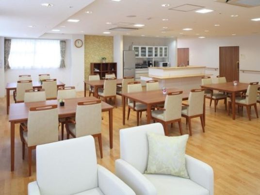 明るい共用ダイニング