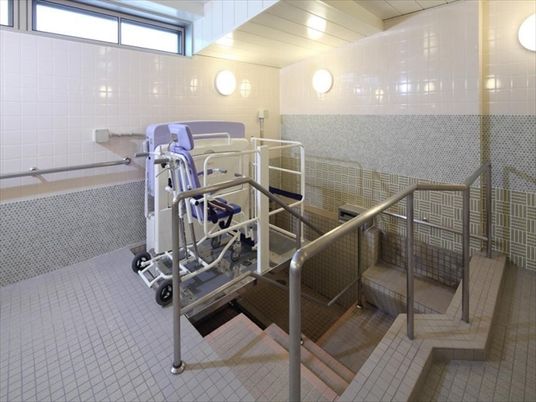 バリアフリー設計の浴室