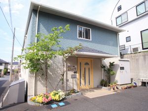 緑に囲まれた建物の外観