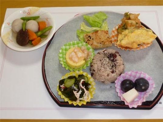 彩り豊かな食事の盛り付け