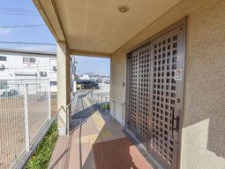 玄関へのアプローチと外光