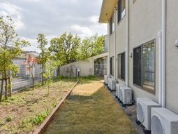 緑豊かな庭の外観