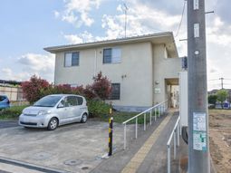 明るい外観の建物