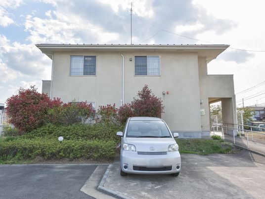 建物と自動車の外観