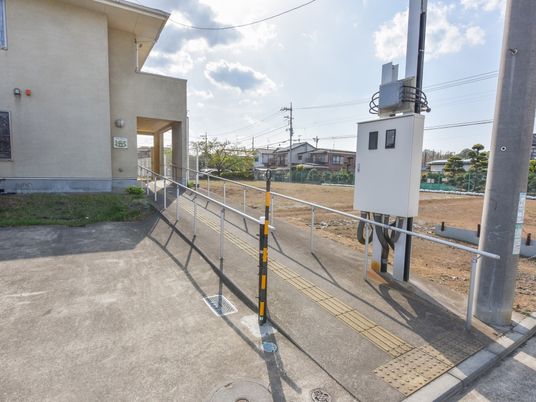 建物外のスロープ通路
