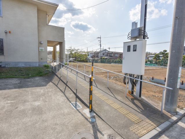 建物外のスロープ通路