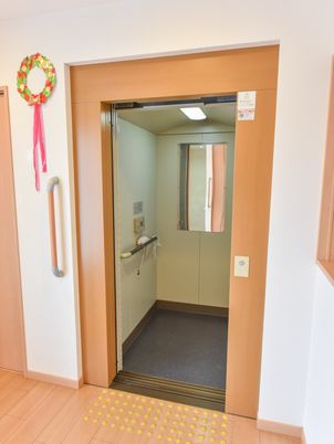 バリアフリー設計のエントランス