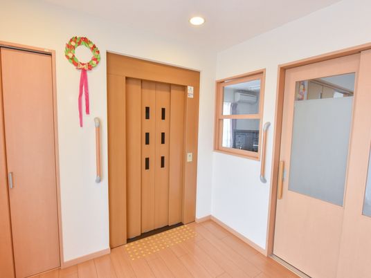 暖かみのある廊下の一角