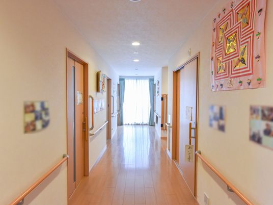 温もりある廊下の風景
