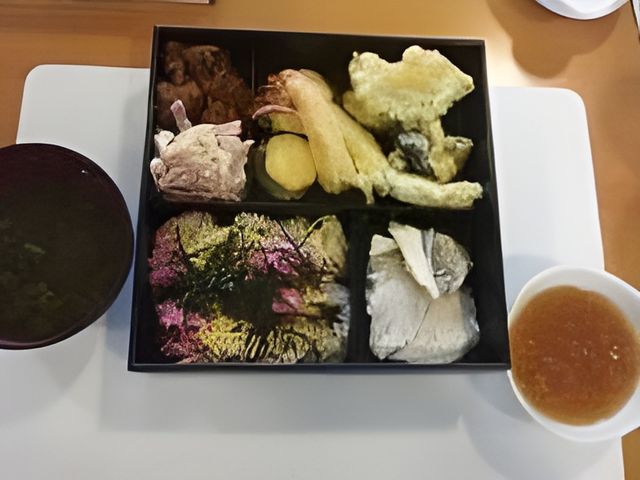 彩り豊かな料理提供 食事例 栄養バランスを考えた彩り豊かな料理が提供されており、利用者の健康維持をサポートしています。