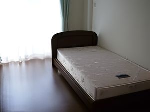 シンプルな居室のベッド