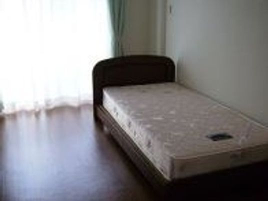 シンプルな居室のベッド