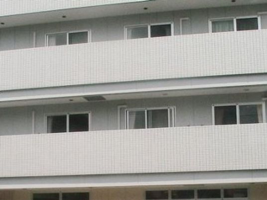 白い壁の建物外観