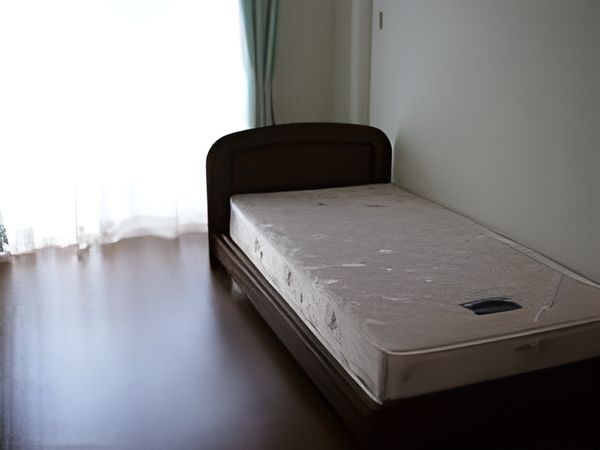 シンプルなベッドの部屋