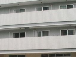 白壁の建物の外観
