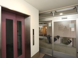 廊下とガラスのエレベーター