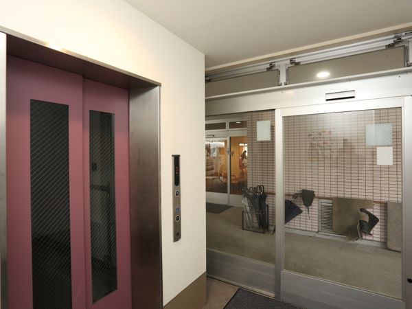 廊下とガラスのエレベーター