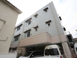 明るい外観の建物