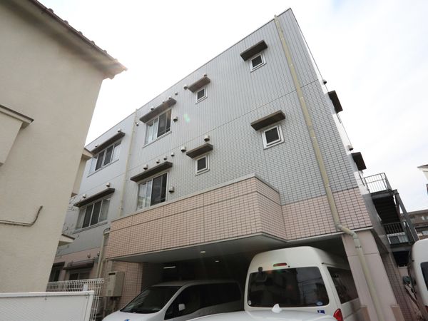 明るい外観の建物