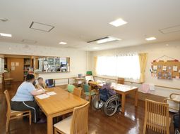 明るい食堂と利用者