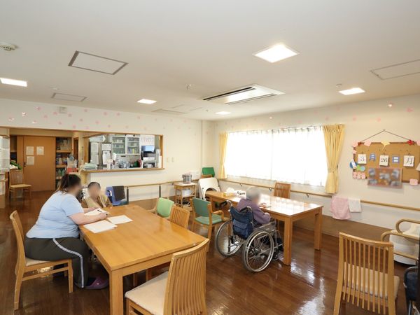 明るい食堂と利用者