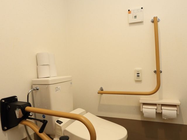 バリアフリートイレ トイレ 手すりと安全機能が整った清潔なトイレです。ご高齢者の方々も安心してお使いいただける配慮がされています。