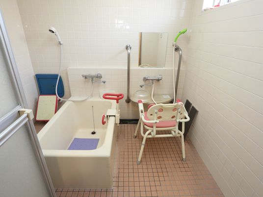 バリアフリー設計の浴室