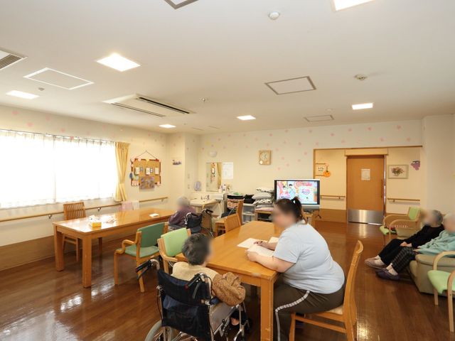 共有スペースでのリラックス 談話室 居心地の良い共有スペースでは、ご利用者がテレビ視聴や読書を楽しんでいらっしゃいます。キレイに保たれた室内で、穏やかなひと時をお過ごしいただけます。
