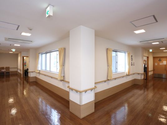 広々とした明るい廊下