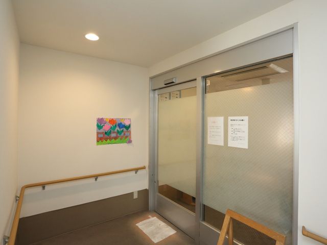 明るい通路の片引き戸 通路 手を滑らせても安心な手すりが設置されたエントランスでは、明るく落ち着いた雰囲気をお感じいただけます。