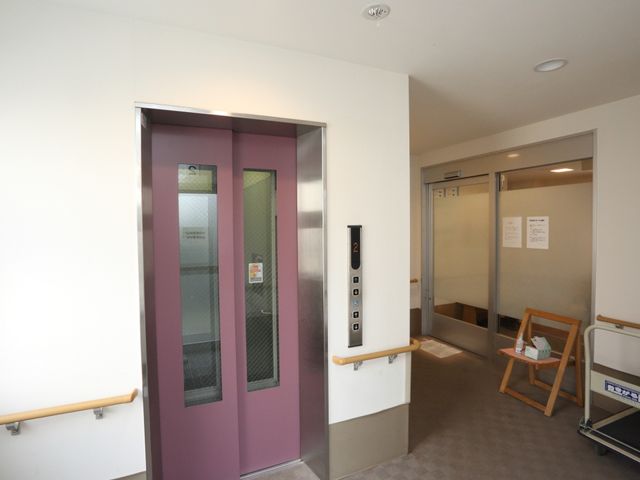 手すり付きエレベーター エレベーター 安全に配慮されたエレベーター周りは、手すりが設置されており、どなたでも快適に移動ができるようになっています。