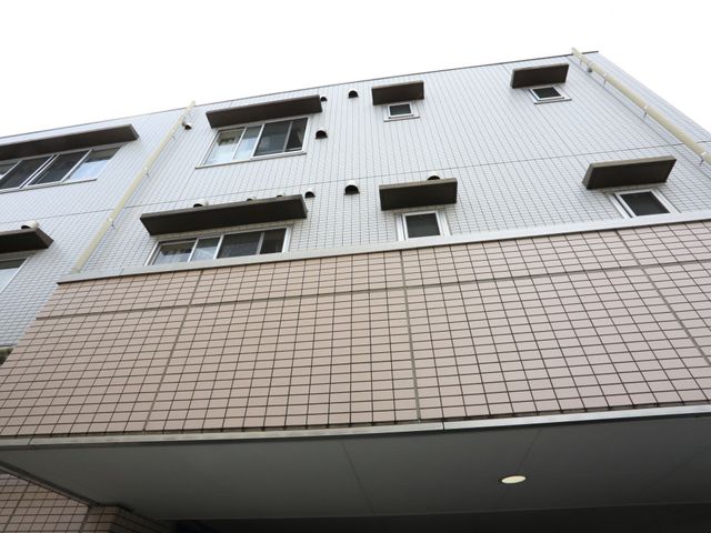 現代的な建物の外観 外観 こちらはモダンな設計の外壁を持つ建物で、多くの窓が明るい印象を与え、開放感のあふれる環境です。