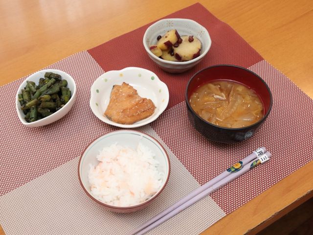 和食セットと箸の上部 食事 栄養バランスを考えた和食の一例です。お米にはささやかながら心を込め、お箸もお使いいただけます。