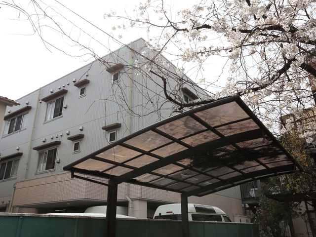 桜並木と建物の外観 外観 桜の木が彩る清々しい環境にある施設です。心地よい季節の移ろいを感じながら、快適な勤務が期待できます。