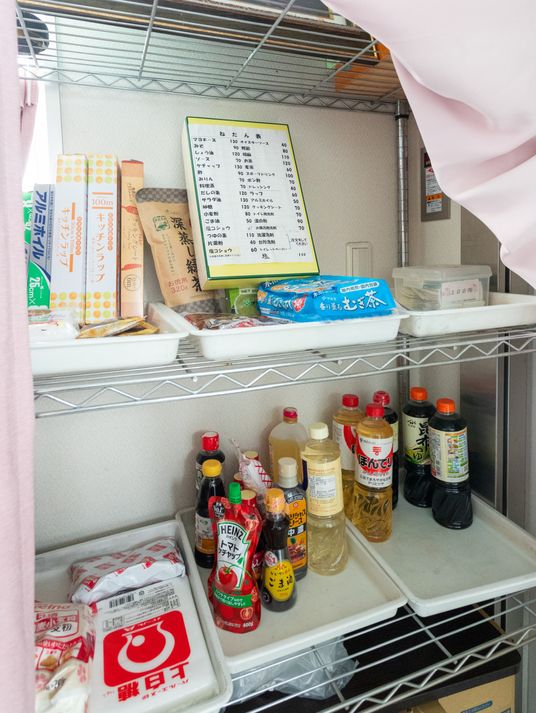 整理された食品棚