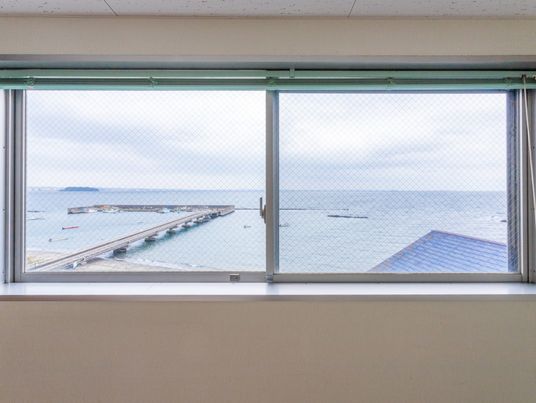 海を望む窓辺の情景
