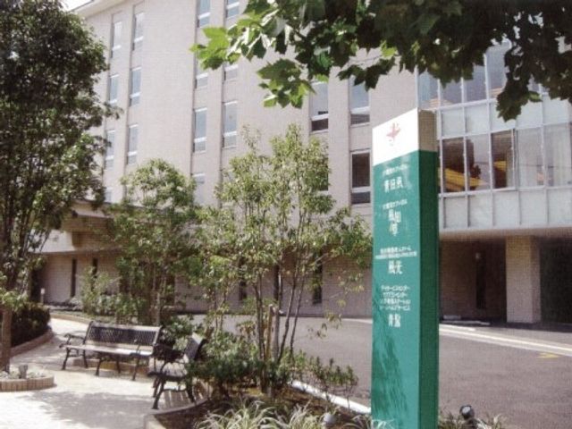 緑とベンチのある外観 外観 開放感のあふれる外観では、散策や憩いのひとときを過ごせます。木々に囲まれたベンチが心地よい休息を提供しています。