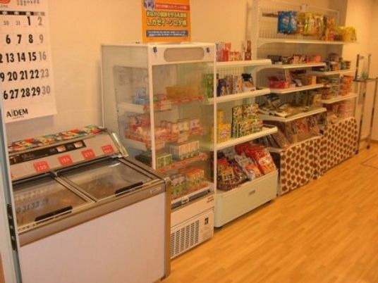 売店コーナーの商品棚
