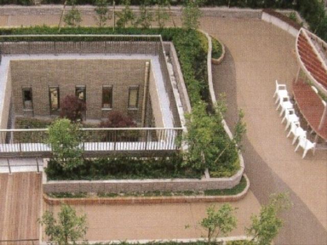 中庭を備えた施設 屋上 緑豊かな中庭は、安らぎを感じられる屋外の憩いの場を提供しています。利用者の方々が自然に触れながらゆったりとした時を過ごせる空間です。