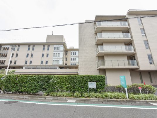 清潔感のある建物エントランス