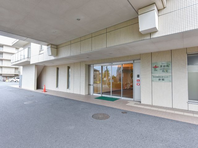 清潔感ある建物のエントランス エントランス 明るく清潔感のあるエントランスです。来訪者の皆様を暖かく迎える設計になっており、安心してご利用いただけます。