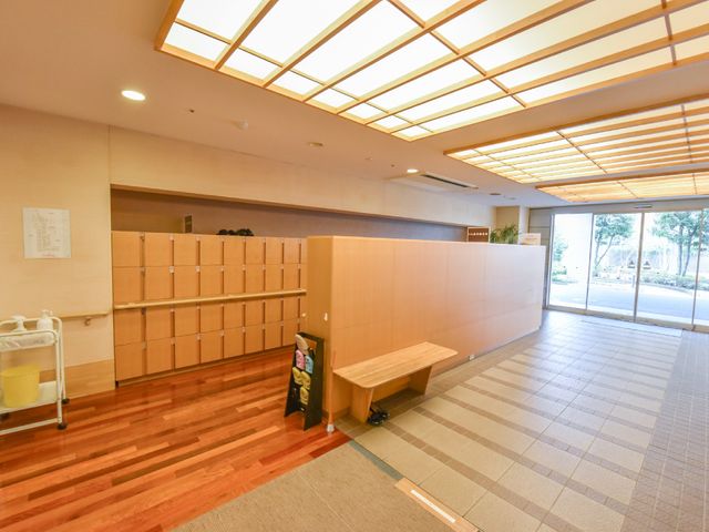 エントランスの明るい通路 下足室 開放感のあるエントランスは、充分な日差しを取り入れる設計。安らぎを感じる空間で新たな一歩を踏み出しませんか。