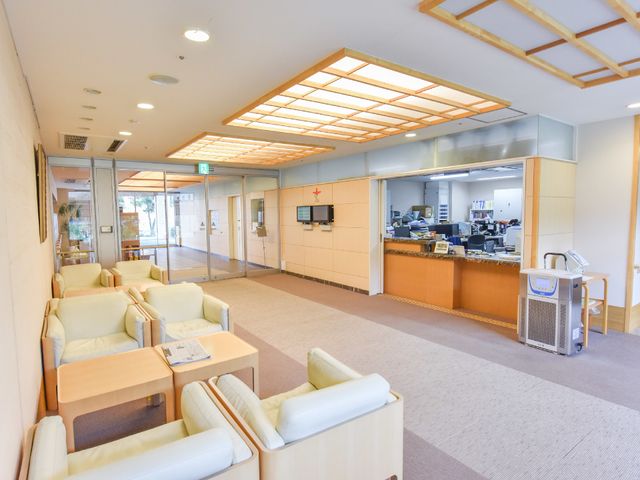 快適な共用スペース ロビー 広々とした休憩スペースで、来訪者をやさしく迎える雰囲気。明るく開放感のある待合室は、一息つくのにも最適です。