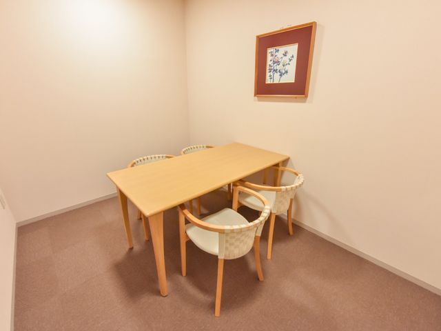 シンプルなダイニングスペース 小部屋 落ち着いた色合いのダイニングスペースです。家庭的な雰囲気の中で、食事の時間をお過ごしいただけます。