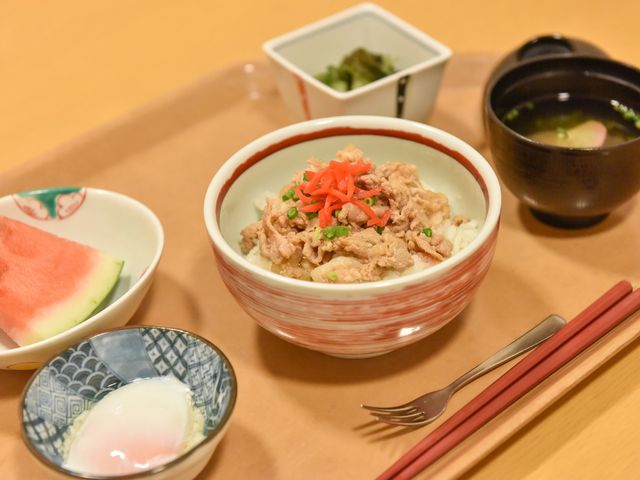 和食の彩り豊かな食事 食事 栄養バランスを考えた美味しい和食が提供される食堂です。彩り鮮やかな食事で、毎日の食事が楽しみになります。
