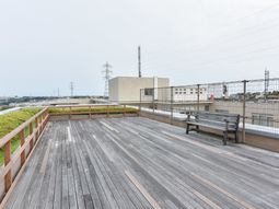 屋上にベンチのある空間